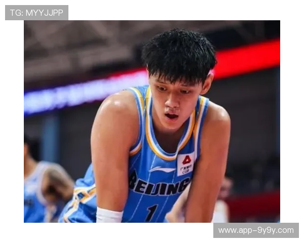 曾凡博赛后赠鞋球迷，现场保安加入争抢引发小插曲