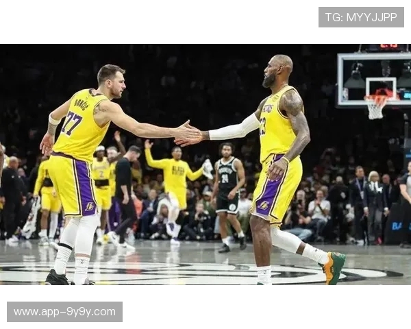 湖人三巨头合体仅10场，詹姆斯、东契奇、里夫斯同场时攻防效率联盟倒数